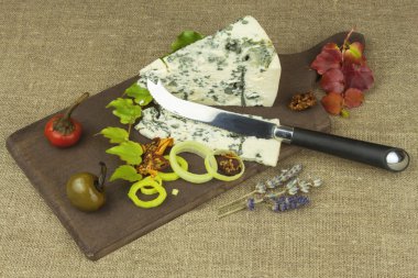 Kalıp ahşap kesme tahtası ile peynir. Aromatik peynir hazırlanması. Stilton peyniri ahşap peynir gemide. Bir tablo üzerinde Danimarka mavi peynir dilimleri.