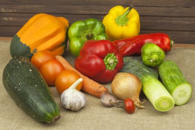 Taze renkli sebze masada. Taze sebze işleme için hazır. Mutfak masası, sebze yemekleri yemek için hazır.