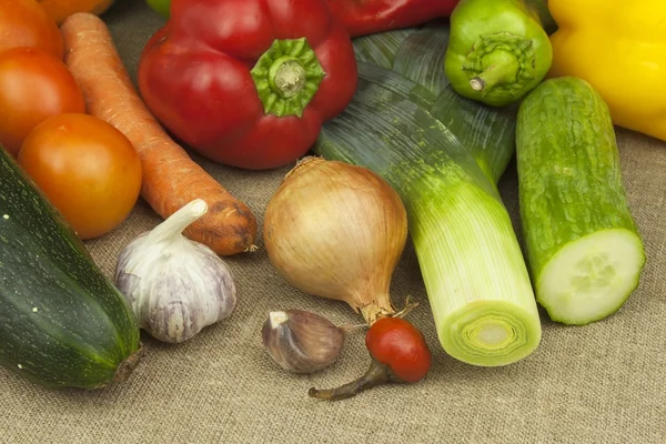 Verdure fresche colorate sul tavolo. Verdure fresche pronte per la lavorazione. Tavolo da cucina, pronto per la cottura di piatti vegetali . — Foto Stock