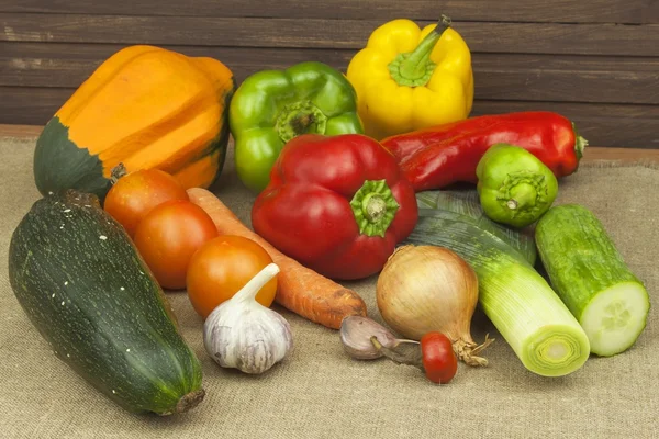 Frisches, buntes Gemüse auf dem Tisch. Frisches Gemüse bereit für die Verarbeitung. Küchentisch, bereit zum Kochen von Gemüsegerichten. — Stockfoto
