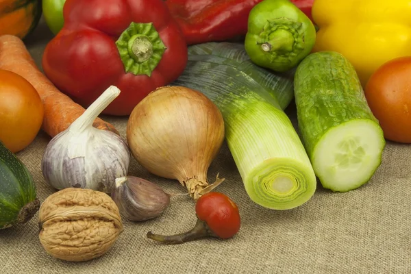 Frisches, buntes Gemüse auf dem Tisch. Frisches Gemüse bereit für die Verarbeitung. Küchentisch, bereit zum Kochen von Gemüsegerichten. — Stockfoto