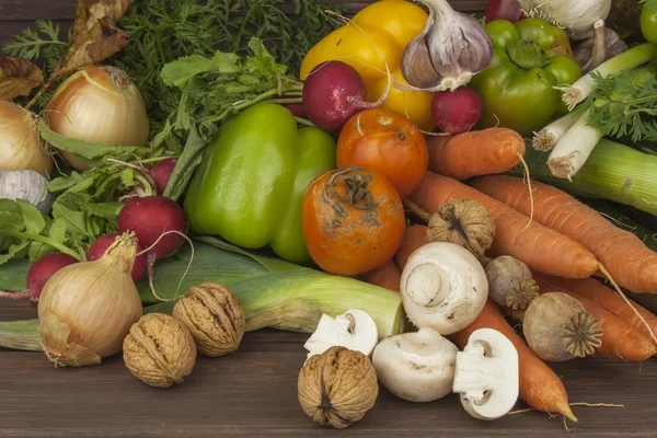 Különféle zöldségek egy régi fából készült asztal. A koncepció a diéta az élelmiszer. Élelmiszer, elhízott betegek. Őszi betakarítás zöldség. Otthon termesztett zöldségfélék termesztése. — Stock Fotó