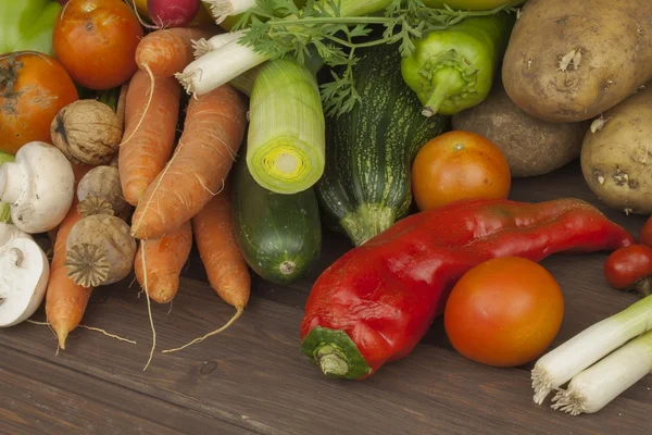 Verschiedene Gemüsesorten auf einem alten Holztisch. das Konzept der Ernährung. Nahrung für fettleibige Patienten. Herbsternte Gemüse. Anbau von frischem Gemüse aus eigenem Anbau. — Stockfoto