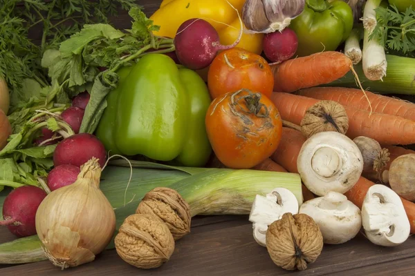 Vari tipi di verdure su un vecchio tavolo di legno. Il concetto di dieta alimentare. Cibo per i pazienti obesi. Raccolta autunnale delle verdure. Coltivazione di verdure fresche coltivate in casa . — Foto Stock