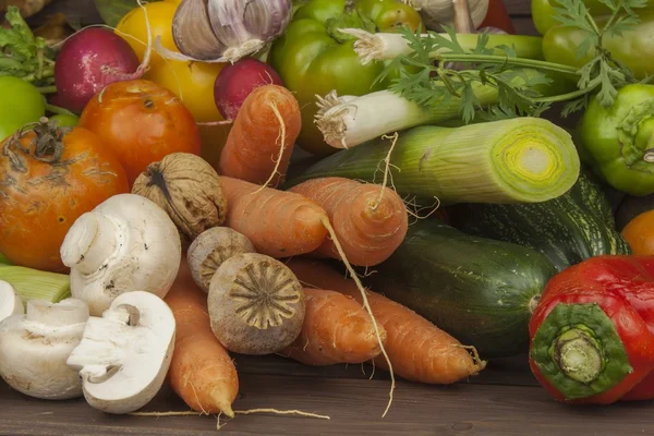 Various types of vegetables on an old wooden table. The concept of diet food. Food for obese patients. Autumn harvest vegetables. Growing fresh home-grown vegetables. — Stock Photo, Image