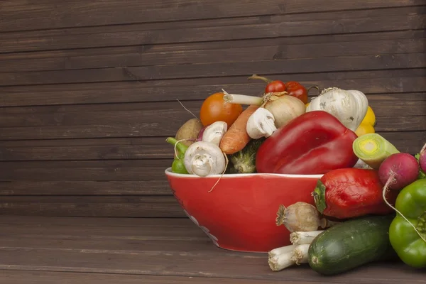 Vari tipi di verdure su un vecchio tavolo di legno. Il concetto di dieta alimentare. Cibo per i pazienti obesi. Raccolta autunnale delle verdure. Coltivazione di verdure fresche coltivate in casa . — Foto Stock