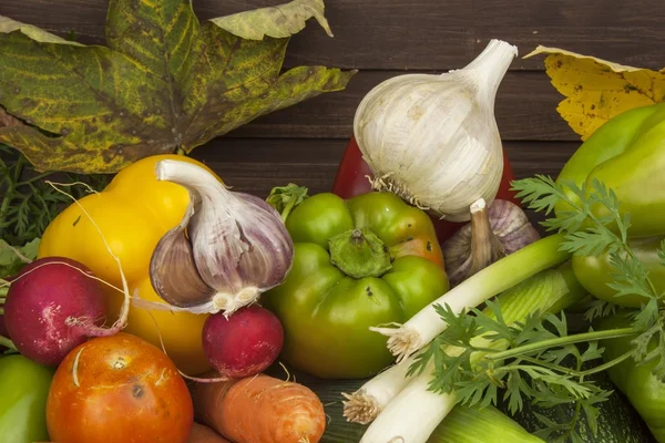 Vari tipi di verdure su un vecchio tavolo di legno. Il concetto di dieta alimentare. Cibo per i pazienti obesi. Raccolta autunnale delle verdure. Coltivazione di verdure fresche coltivate in casa . — Foto Stock