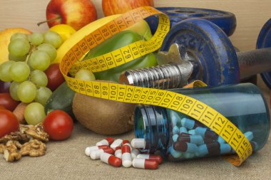 Krom dambıl sağlıklı meyve ve sebzeler bir tablo ile çevrili. Sağlıklı beslenme ve kilo kaybı kavramı. Sporcular için diyet.