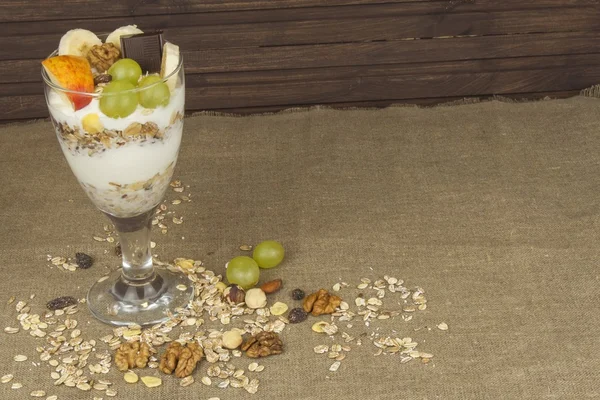 Verse melk in het glas en muesli ontbijt. Havermout met melk en wrongel, maaltijden voor atleten. Gezond dieet ontbijt voor kinderen. Zuivelproducten. — Stockfoto