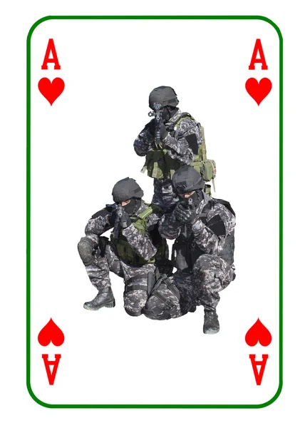 Ace of Hearts dalam pertempuran. Unit khusus untuk melawan teroris. Kartu dibagikan di atas meja . — Stok Foto