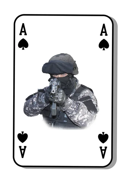 De ace of spades in de strijd. Speciale eenheid om terroristen te bestrijden. Kaarten worden op tafel. — Stockfoto