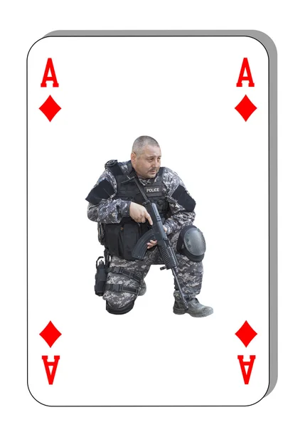 戦いでダイヤのエース。テロリストと戦う特殊部隊。テーブルの上にカードが配られる. — ストック写真