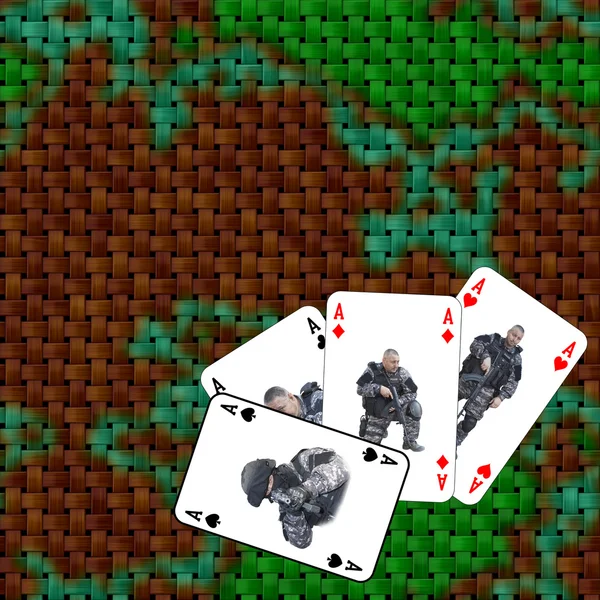 Permainan strategi perang. Tentara penyebaran di peta. Ace of Hearts dalam pertempuran. Unit khusus untuk melawan teroris. Kartu dibagikan di atas meja . — Stok Foto