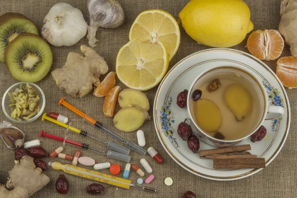 Behandeling van griep en verkoudheid. Traditionele geneeskunde en moderne behandelmethoden. Binnenlandse behandeling van de ziekte. Natuurlijke remedies tegen ziekte. Hete thee met honing en citroen — Stockfoto