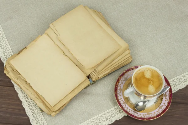 Фарфоровая чашка кофе и старые книги. Расслабься. Чтение старых книг . — стоковое фото