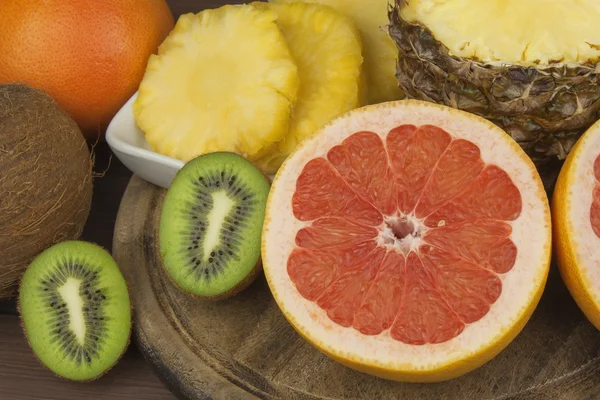 Pomelo rojo y fruta para bajar de peso. Alimentos dietéticos frescos para deportistas. Fruta en una mesa de madera. Composición con variedad de frutas frescas. Dieta equilibrada. Surtido de frutas exóticas . —  Fotos de Stock