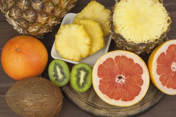 Pomelo rojo y fruta para bajar de peso. Alimentos dietéticos frescos para deportistas. Fruta en una mesa de madera. Composición con variedad de frutas frescas. Dieta equilibrada. Surtido de frutas exóticas . —  Fotos de Stock