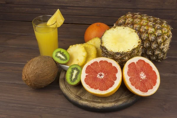 Pomelo rojo y fruta para bajar de peso. Alimentos dietéticos frescos para deportistas. Fruta en una mesa de madera. Composición con variedad de frutas frescas. Dieta equilibrada. Surtido de frutas exóticas . —  Fotos de Stock