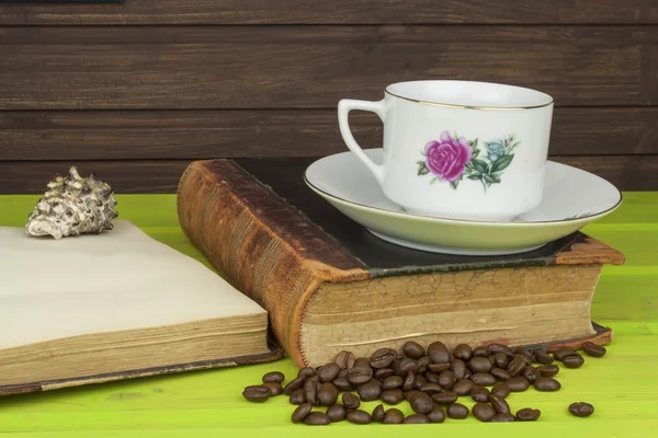 Cup of hot coffee and old book. Relaxing at the coffee. Studying old books. Place for your text. Cup of coffee on a wooden table. Vintage old books on wooden deck tabletop with cup of coffee. — Stock Photo, Image