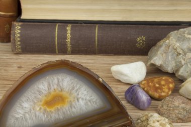 Mineraloji çalışma. Üniversite eğitimi. Bilim kayalar ve mineraller. Mineraloji hazırlık üniversite sınavı için. Bilimsel çalışmaları.