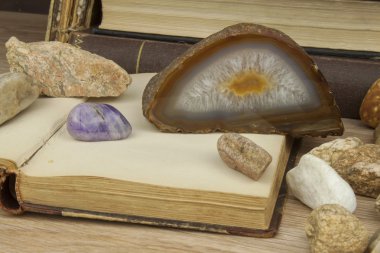 Mineraloji çalışma. Üniversite eğitimi. Bilim kayalar ve mineraller. Mineraloji hazırlık üniversite sınavı için. Bilimsel çalışmaları.