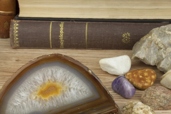 El estudio de la mineralogía. Estudios universitarios. La ciencia de los minerales y las rocas. Preparación para el examen en la Universidad de mineralogía. Trabajos científicos . — Foto de Stock