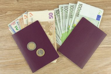 Pasaport ve ahşap masa üzerinde para. Geçerli Euro banknot. Yasa dışı göç para için. Kaçakçılar sınır kapısı için ödeme.