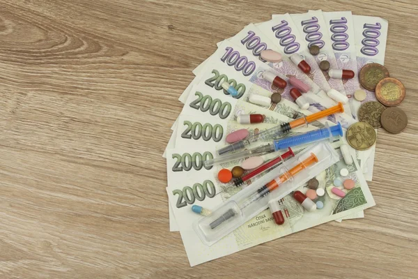 Финансирование здравоохранения. Концепция оплаты медицинских услуг. Действующие чешские банкноты и монеты. Различные виды наркотиков . — стоковое фото