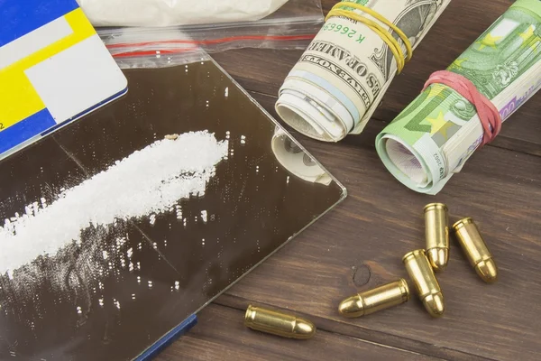 Försäljning av droger. Internationell brottslighet, narkotikahandel. Droger och pengar på ett träbord. Begreppet människohandel. — Stockfoto
