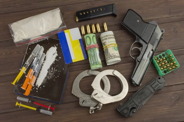 Vendas de drogas. Crime internacional, tráfico de droga. Drogas e dinheiro em uma mesa de madeira. O conceito de tráfico . — Fotografia de Stock