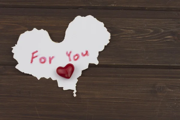 Firma por ti en una tabla de madera. Tarjetas de amor VALENTINES DAY. Confiesa su amor. Corazón rojo en una mesa de madera. Fondo Día de San Valentín . — Foto de Stock