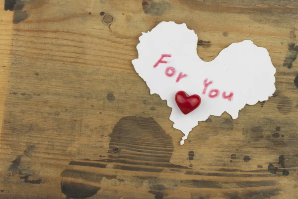 Označení pro vás na dřevěné desce. Láska karty Valentines den. Vyznává svou lásku. Červené srdce na dřevěný stůl. Den svatého Valentýna pozadí. — Stock fotografie