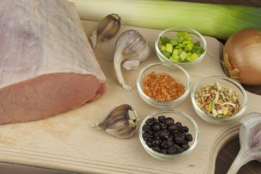 Taze çiğ domuz kesim boyutunda bir tahta üzerinde sebze ve Baharatlar, ızgara et hazırlanması