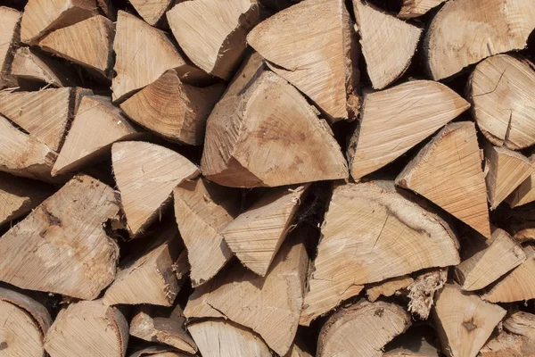 Száraz bükk készen áll a fűtés. Fából készült gerendák egymásra. Verem a fa, tűzifa, háttér. Száraz aprított tűzifa naplók készen áll a téli. — Stock Fotó