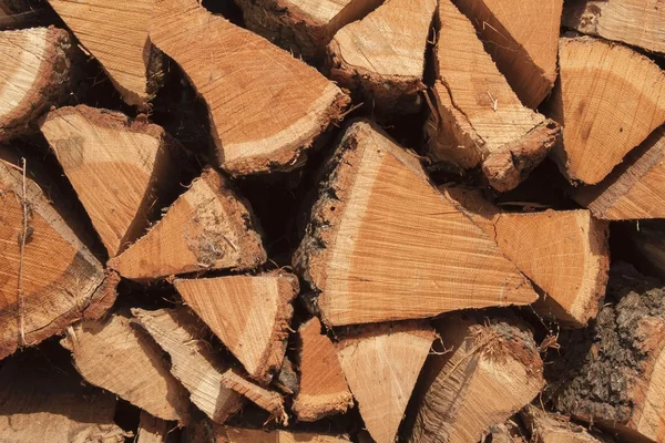 Száraz Tölgy fa fűtés kész. Fából készült gerendák egymásra. Verem a fa, tűzifa, háttér. Száraz aprított tűzifa naplók készen áll a téli. — Stock Fotó