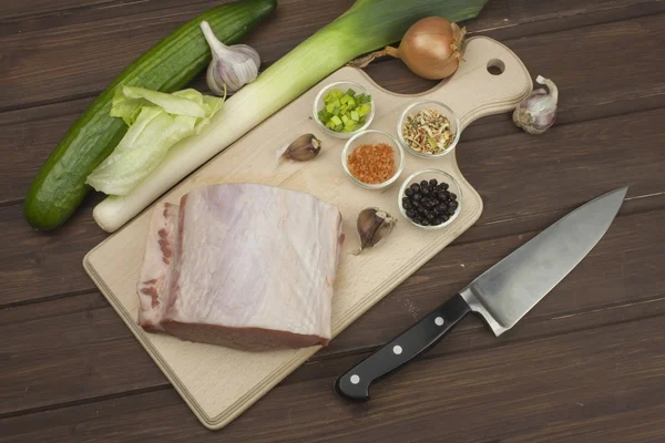 La carne fresca cruda de cerdo en la tabla de cortar con hortalizas y las especias, la preparación de la carne para la parrilla —  Fotos de Stock