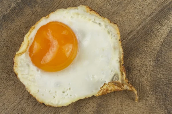 Stekta ägg på en trä bakgrund. — Stockfoto