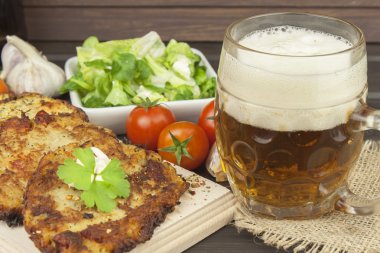 Kızarmış patates sarımsak ile krep. Geleneksel Çek yemekleri. Ev yapımı yiyecek hazırlama. Patates gözlemesi ve bira gözlük.