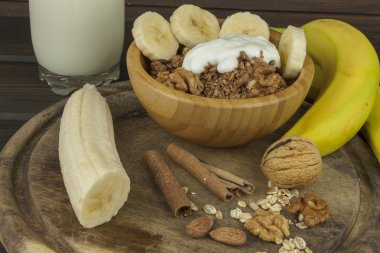 Kahvaltıda yulaf ezmesi. Diyet yemek hazırlama. Sporcular için sağlıklı bir diyet.