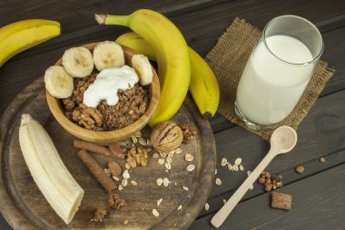 Kahvaltıda yulaf ezmesi. Diyet yemek hazırlama. Sporcular için sağlıklı bir diyet.