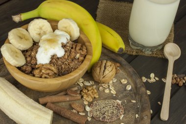 Kahvaltıda yulaf ezmesi. Diyet yemek hazırlama. Sporcular için sağlıklı bir diyet.