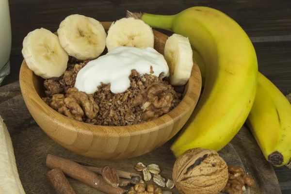 Farinha de aveia ao pequeno-almoço. Preparação de refeições dietéticas. Uma dieta saudável para atletas . — Fotografia de Stock