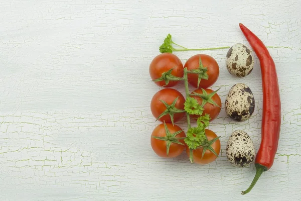 Ovos de codorna e legumes na velha travessa de madeira ensombrada rachada. Menu de rascunho. Lugar para o seu texto . — Fotografia de Stock