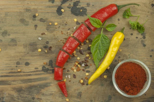 Chiles sobre fondo de madera. Los ingredientes para la comida picante. Lugar para el texto . —  Fotos de Stock