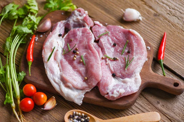 Färskt Fläsk Rått Fläskkött Rosmarin Vit Tallrik Med Örter Och — Stockfoto