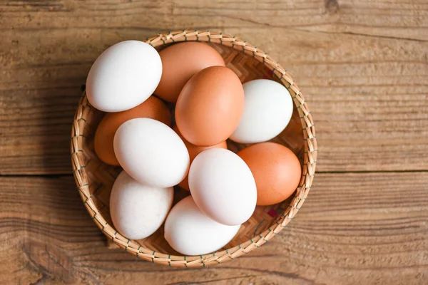 Kippeneieren Eendeneieren Verzamelen Van Boerderij Producten Natuurlijk Een Mand Gezond — Stockfoto