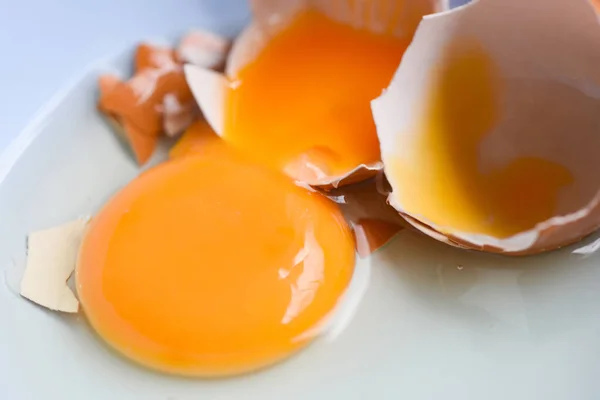 溶き卵黄身のボウルに新鮮な鶏の卵 — ストック写真