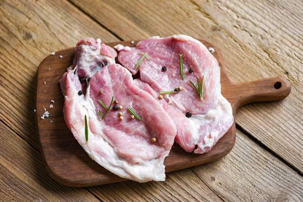 Alecrim Carne Porco Cru Com Ervas Especiarias Placa Madeira Carne — Fotografia de Stock