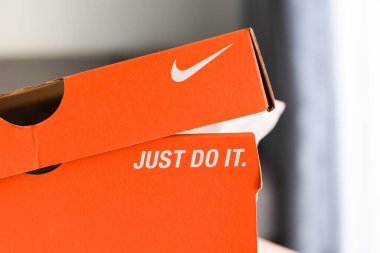 Nike Koşu Ayakkabıları Kutusu ve Nike logosu 4 Kasım 2020 'de Bangkok Tayland' da.