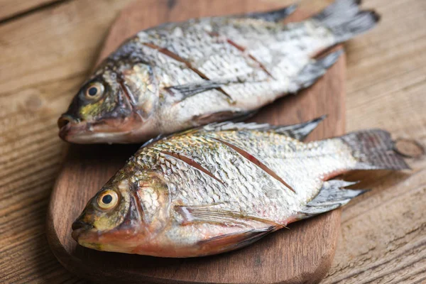 Tahta tahtada iki çiğ tilapia tatlı su balığı / Taze tilapia balığı yemek pişirmek için